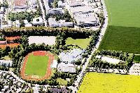 Der neue Fußballplatz für den TSV Ottobrunn wird hinter dem Eisstadion gebaut, das entschied nun der Bauausschuss. Foto: Schunk