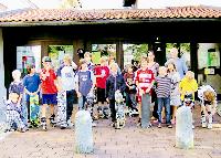 Sie hoffen immer noch auf einen Skaterpark. Fast 20 Kinder und Jugendliche trafen sich am 15. Juli vor dem Rathaus, um den Gemeinderat auf ihre Wünsche aufmerksam machen. Foto: A. Pietsch