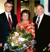 Neufahrns Bürgermeister Rainer Schneider mit Ehefrau Barbara beim Abschied vom bisherigen Jahnschule-Rektor Karl Manhart (von links).Foto: ba