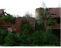 Verfallene Ruinen erinnern an vergangene Zeiten des Lehmabbaus im Münchner Osten.	 Foto: Volkverlag