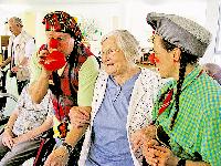Heimbewohnerin Margarete Buchwald hat Spaß mit den KlinikClowns. Foto: Schwarz-Mehrens