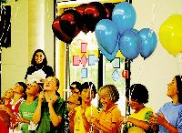 Farbenfroh feierten die Unterbiberger Grundschüler ihre neue Schule. Foto: Ka