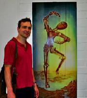 Kai Teschner vor der Fotografie seines Wandbildes, das 24 Jahre lang die Schulhalle zierte.	 Foto: ks