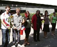 Mit einer Menschenkette um ihre Schule feierten die Schüler und Lehrerin Irmtraut Ahrens die Internationalität des Werner-Heisenberg-Gymnasiums.	 Foto: ba