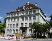 Die Führichschule im Zentrum von Ramersdorf muss dringend saniert werden. Jetzt liegen erste Pläne vor.	 Foto: aha