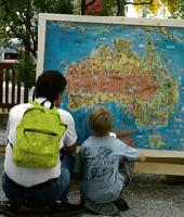 Die bunte Australienkarte, die ursprünglich für Kinder gedacht war, findet auch bei einigen Erwachsenen großen Anklang.	Foto: VA