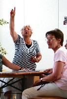 Im Wichernzentrum entdecken Seniorinnen wieder ihr kindliches Gemüt. Von links: Dr. Edith Wölfl (Rektorin) mit Seniorinnen vom Strickclub.	Foto: VA