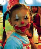 Zum lustigen Clown können sich etwa die Zirkuskinder schminken lassen: beim Ferienprogramm im OEZ.Foto: VA