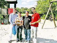Ein Team der JU Unterhaching wird mit Gemeinderat Richard Raiser (3. v. l.) wird im August die Spielplätze vor Ort in Augenschein nehmen. Foto: JU