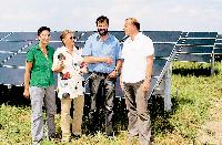 Von links: Susanna Tausendfreund, Martina Neugebauer, Sepp Daxenberger und Bruce Dünker (Gehrlicher Solar AG) in Salmdorf. Foto: Rammelsberger