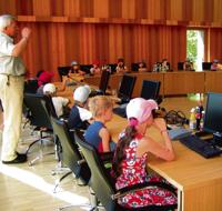 Feldkirchens Bürgermeister Werner van der Weck (l.) leitete eine besondere Sitzung: 40 Kindergartenkinder inspizierten den Sitzungssaal im Rathaus und durften dabei auf den Plätzen der Gemeinderäte sitzen.  	Foto: Gemeinde