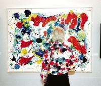 »Abstract painting with abstract shirt«, gefunden beim Gulf Art Fair 2007 in Dubai.	Foto: Martin Parr
