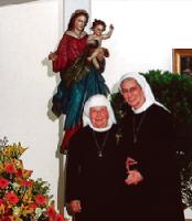Schwester M. Drausina Bacherle (links) feierte 70-jähriges Professjubiläum. Die Generaloberin gratulierte ihr. Fotos: VA