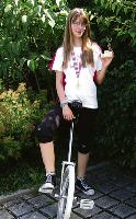 Die zwölfjährige Clara Frank ist Vizeweltmeisterin im langsam rückwärts Einradfahren.	Foto: Privat