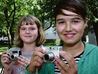 Konkurrenz belebt das Geschäft: Christina Berger (l.) und Sophie Ismair freuen sich über möglichst viele junge Hobbyfotografen, die wie sie Ismaninger Motive fotografieren. Foto: ko