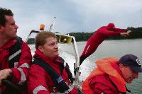 Bei einer Wasserrettung muss es meist schnell gehen: Florian Welzel springt bei voller Fahrt vom Boot der Unterföhringer Wasserwacht. 	Foto: ko
