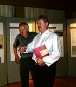 Oberbürgermeister Christian Ude zusammen mit dem Ausstellungsmacher Roland Krack vom NordOstKulturVerein bei der Ausstellungseröffnung.	Foto: ak
