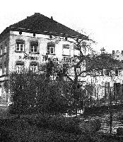 Die Walsermühle am Hacklmühlbach 1898, rechts die Kuppel von St. Lukas. 	Foto: Buch