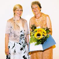 Maria Boge-Diecker, Vorsitzende des Verbandsrats, überreichte Marianne Boegner die Goldene Ehrennadel für besondere Verdienste. Foto: NBH