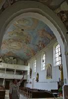 Diakon Marek Lange ist schockiert, dass die schöne Decke »seiner« Kirche einzustürzen droht. Foto: sh