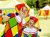 Frisch gebackene Clowns und Akrobaten können im Mitmach-Zirkus ihr Talent vor Publikum unter Beweis stellen. Foto: kiks
