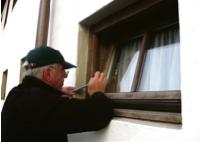 Gekippte Fenster sind offene Fenster  zumindest für Einbrecher, Polizei und Versicherung.Foto: bt