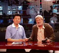 Zwei Welten, zweimal Bernhard Ganter: Links als Gast in einer chinesischen Fernsehsendung, rechts in seiner privaten Welt in Dietersheim. Foto: Privat, ks