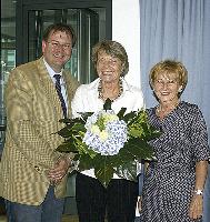 Abschied nach 27 Jahren: Josefa Seidel (Bildmitte) wurde von Bürgermeister Wolfgang Panzer und VHS-Vorsitzender Brigitte Hochholzer-Ulrich in den wohl verdienten Ruhestand verabschiedet.  Foto: Woschée