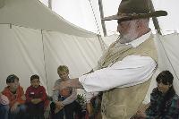 Reinhold Maier alias »Ink« berichtet über das Leben und die Kleidung der Cowboys.  Foto: Tränkel