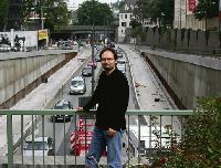 Überdachte Ausfahrten zum Schutz vor Verkehrslärm am Leuchtenbergring wünscht sich nicht nur Robert Kulzer (SPD) vom BA Berg am Laim, sondern vor allem auch die Anwohner, die seit Jahrzehnten unter dem Lärm leiden.	Foto: ak