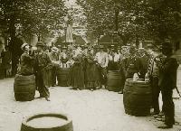Schon 1897 wurde im Biergarten des Hofbräuhauses kräftig gefeiert. 	Foto: VA