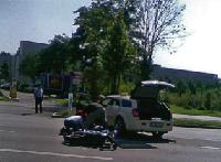 Helfer kümmern sich vor dem Eintreffen der Sanitäter um den verletzten Motorradfahrer. 	Foto: Privat