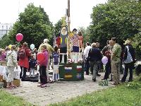 Die Schüler der Agilolfingerschule gestalteten mit viel Fantasie eine Skulptur für das Kleinkunstforum am Hans-Mielich-Platz. Jetzt sollen weitere Kunstwerke hinzukommen.  Foto: BI