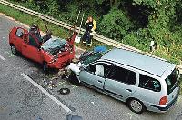 Die Fahrerin des roten Suzuki hatte sich beim Überholen verschätzt und musste nach einem Zusammenstoß schwer verletzt ins Krankenhaus.  Foto: Polizei