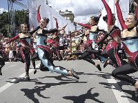 Die Ottobrunner Tänzerinnen vom Tanzsportclub zeigten beim Brückenfest ihr Können.  Foto: Privat
