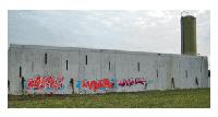 Wer kann Hinweise auf die Täter liefern? Graffiti am Silogebäude verursacht 3000 Euro Schaden. 200 Euro Belohnung für Hinweise ausgesetzt.	Foto: Gemeinde