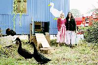 Hedi Laubhart und ihr Patenkind Lisa Harrer mit dem neuen »fahrbaren Hühnerstall«. Foto: hol