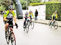Das Isartaler Radkriterium in Grünwald ist bei jungen und alten Sportlern sehr beliebt.  Foto: Nico Bauer