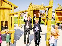 Oberbürgermeister Christian Ude und Klaus Kirchberger, Sprecher der Geschäftsführung der Bayerischen Hausbau (v. re.), testen das Spieldorf.  Foto: Föll