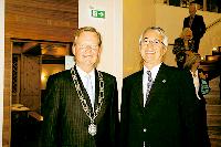 Herzlich begrüßte Bürgermeister Jan Neusiedl den Münchner Polizeipräsidenten Prof. Wilhelm