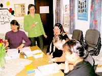 Mit Spaß und Freude lernen die Teilnehmerinnen im Familienzentrum die Deutsche Sprache.   Foto: VA
