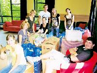 Geschafft! Bei der ersten Spendenaktion im August haben die Jugendlichen insgesamt 1,5 Tonnen an Hilfsgütern geschenkt bekommen.  Foto: VA