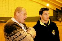 Beeindruckt verfolgen Roland Suttner von der Boxfabrik (l.) und Haxhi Krasniqi das Training von Klitschko. Foto: ek