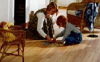 Holzparkett bietet eine angenehm warme und wohnliche Spielfläche für Kinder. Zudem ist es zumeist widerstandsfähig und leicht zu reinigen.	Foto: Kährs Parkett