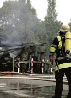 Der Schuppen auf dem Gelände des FC Rot-Weiß Oberföhring brannte am Montag völlig aus.Foto: FW