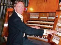 Lädt zum Wiederentdecken des Komponisten Gerard Bunk ein: Organist Armin Becker. 	Foto: VA