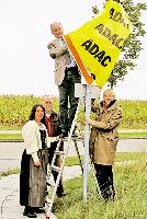Lichteten den Schilderwald aus (v. l.): Petra Jablonski, Hans Braun, Josef Maurus und Ursula Mayer. Foto: Ka
