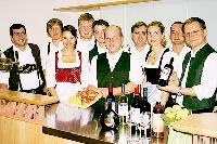 Die Burschen aus Deisenhofen laden zum traditionellen Weinfest ein. Foto: Veranstalter