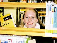 Stefanie Beck, Auszubildende in der Gemeindebücherei Vaterstetten, sortiert neue Medien für den Infobereich Schule und Beruf. Foto: Privat