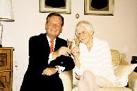 Gerne stieß Bürgermeister Jan Neusiedl mit Elfriede Scholler zu ihrem stolzen 90. Geburtstag mit einem Glas Sekt an. Foto: hol